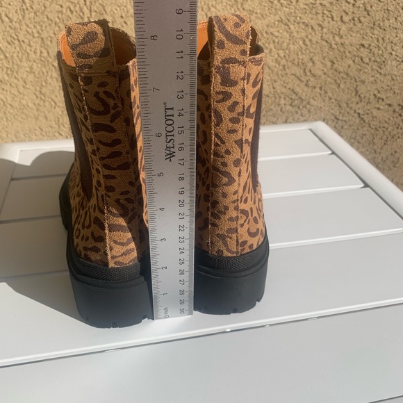 Lucky Brand lug sole animal print cheetah suede Chelsea boots size 6.5M - Picture 5 of 16